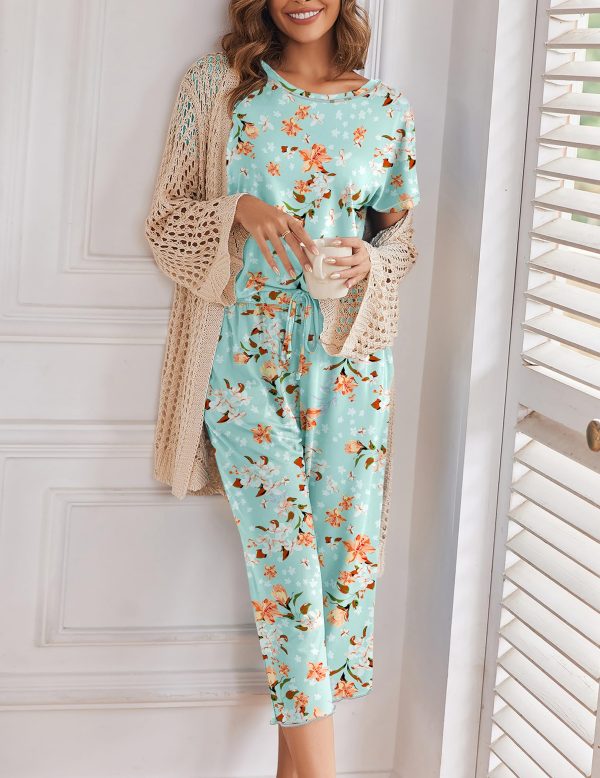 Women's Capri Pajama Sets Floral Print Short Sleeve Sleepwear Top and Capri Pants 2 Piece Loungewear with Pockets